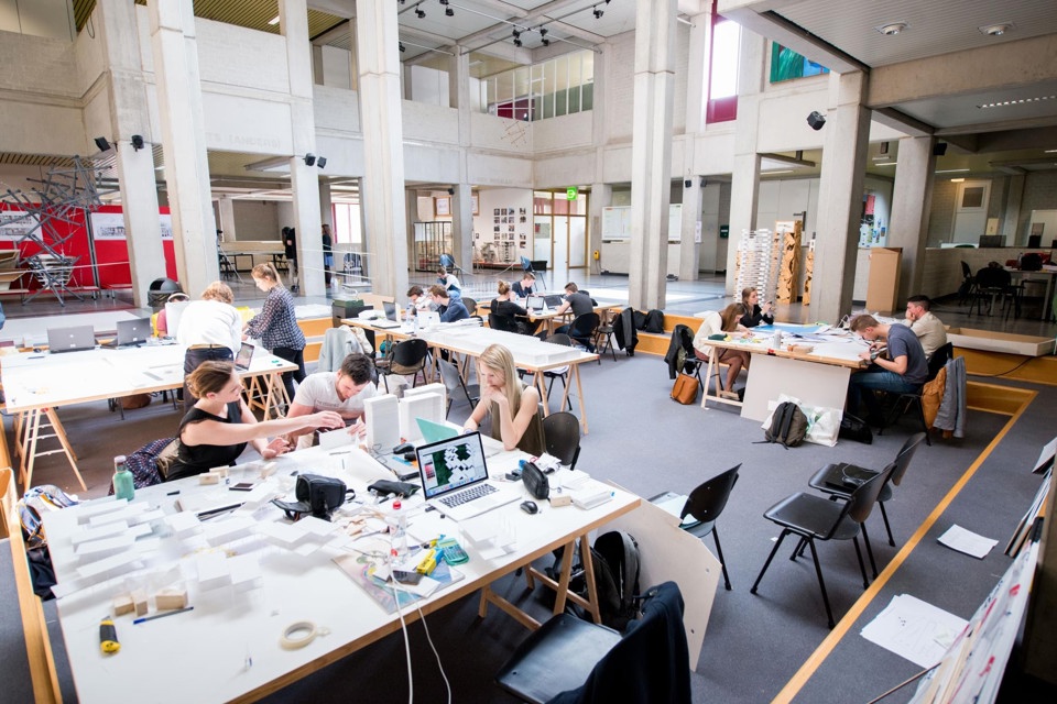 Studenten aan het werk in het gebouw van de faculteit Architectuur en Kunst UHasselt