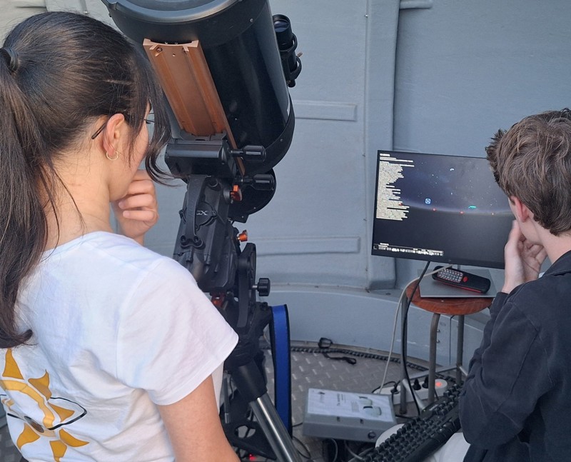 Studenten die werken aan EQUINOX project