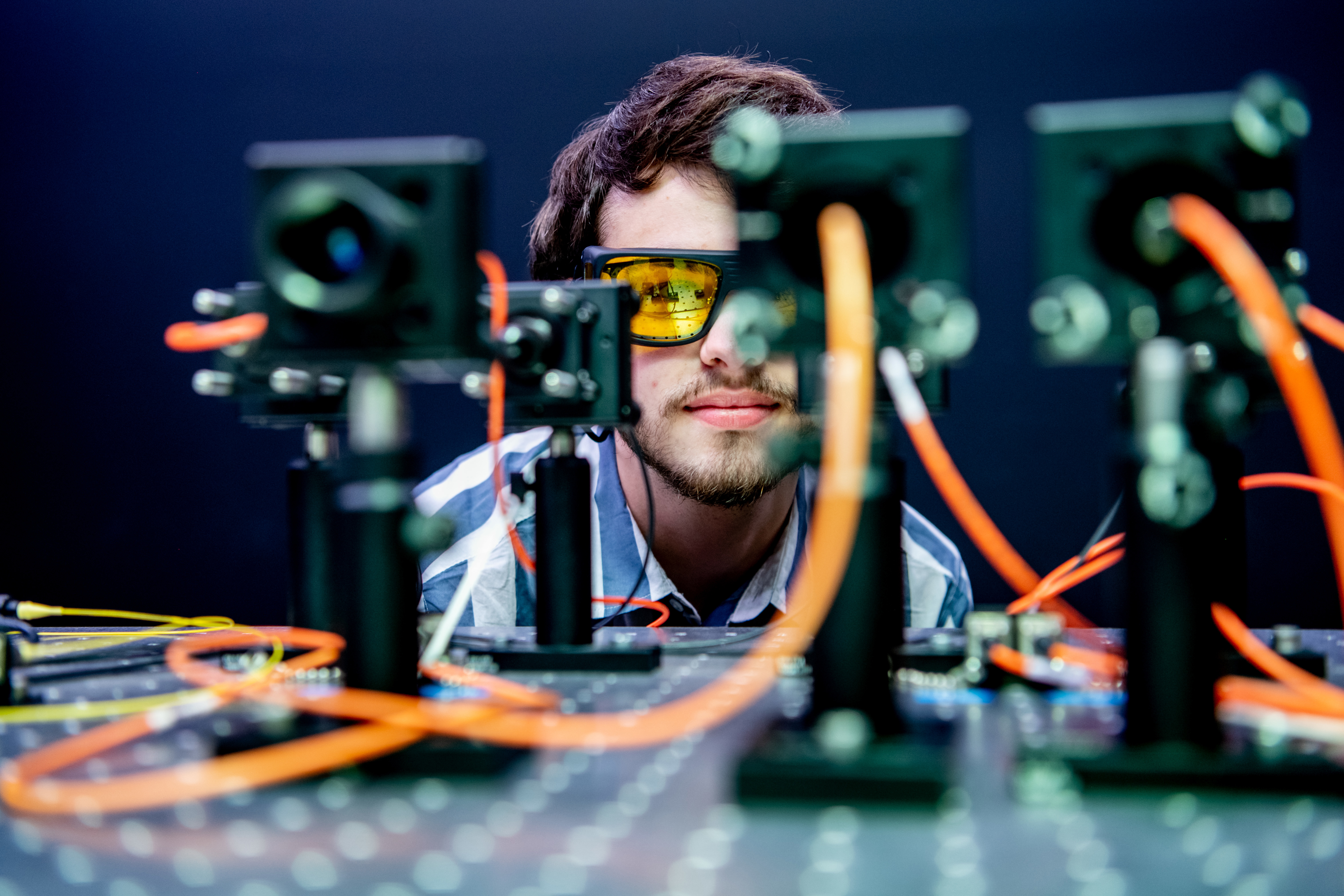 Student met laserbril in optisch labo.